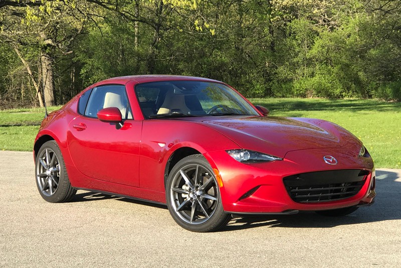 Cái tên đầu tiên trong  top xe ôtô thể thao Mazda MX-5 Miata 2017, được đánh giá là chiếc xe thể thao đẹp và thiết thực. Suốt 28 năm có mặt trên thị trường, Mazda MX-5 Miata đã luôn tuân thủ theo "Jinba-ittai" - triết lý người và xe là một của Mazda.